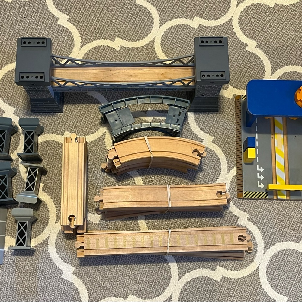 Toy R Us Train Tracks & Bridges Bundle - Picture 2 of 3